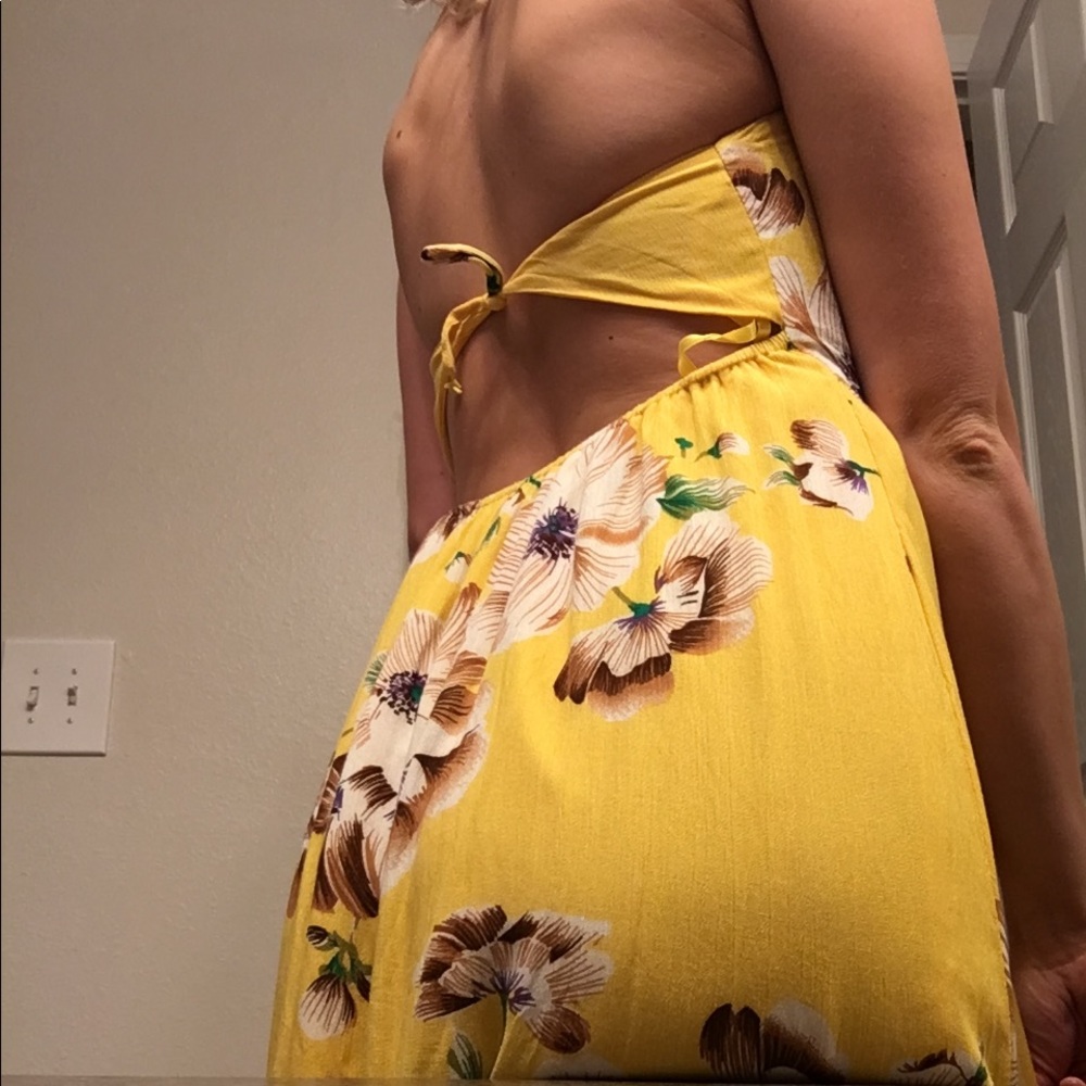 yellow Hawaiian 🌺 print dress with a slit!